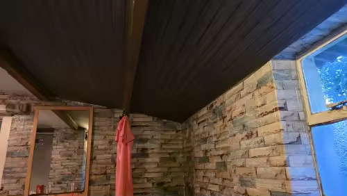 Montierte Paneele an der Wand